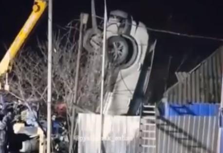 Автоледи на крутом внедорожнике врезалась в дачный домик в Лермонтове. Видео